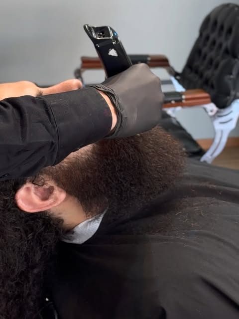 Barba longa sendo modelada