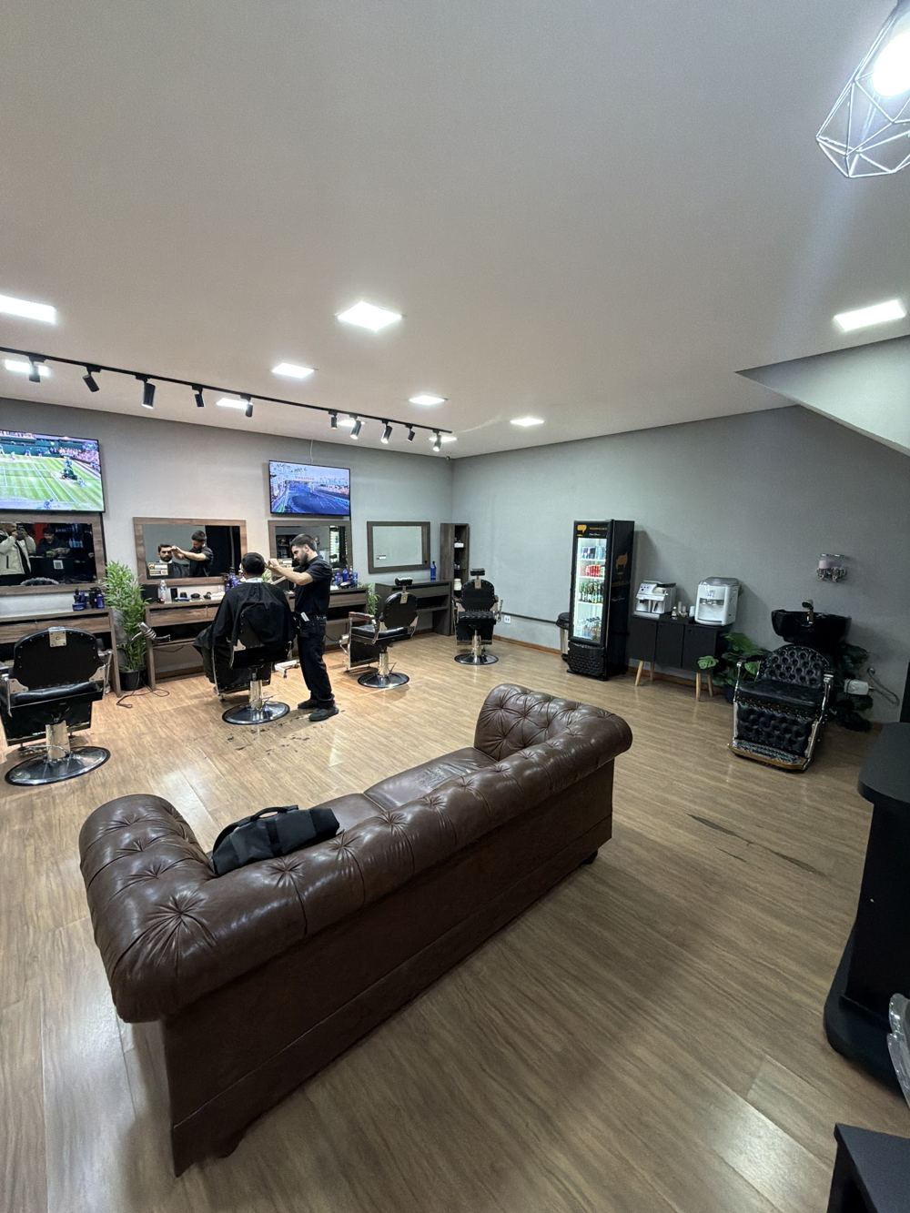 Salão da Barbearia Rodrigues com sofá chesterfield de couro