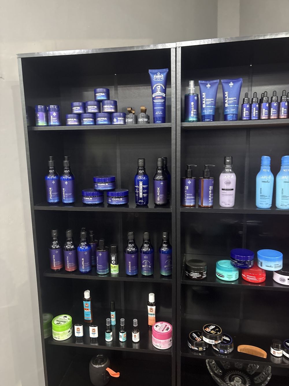 Vitrine de produtos para cabelo e barba