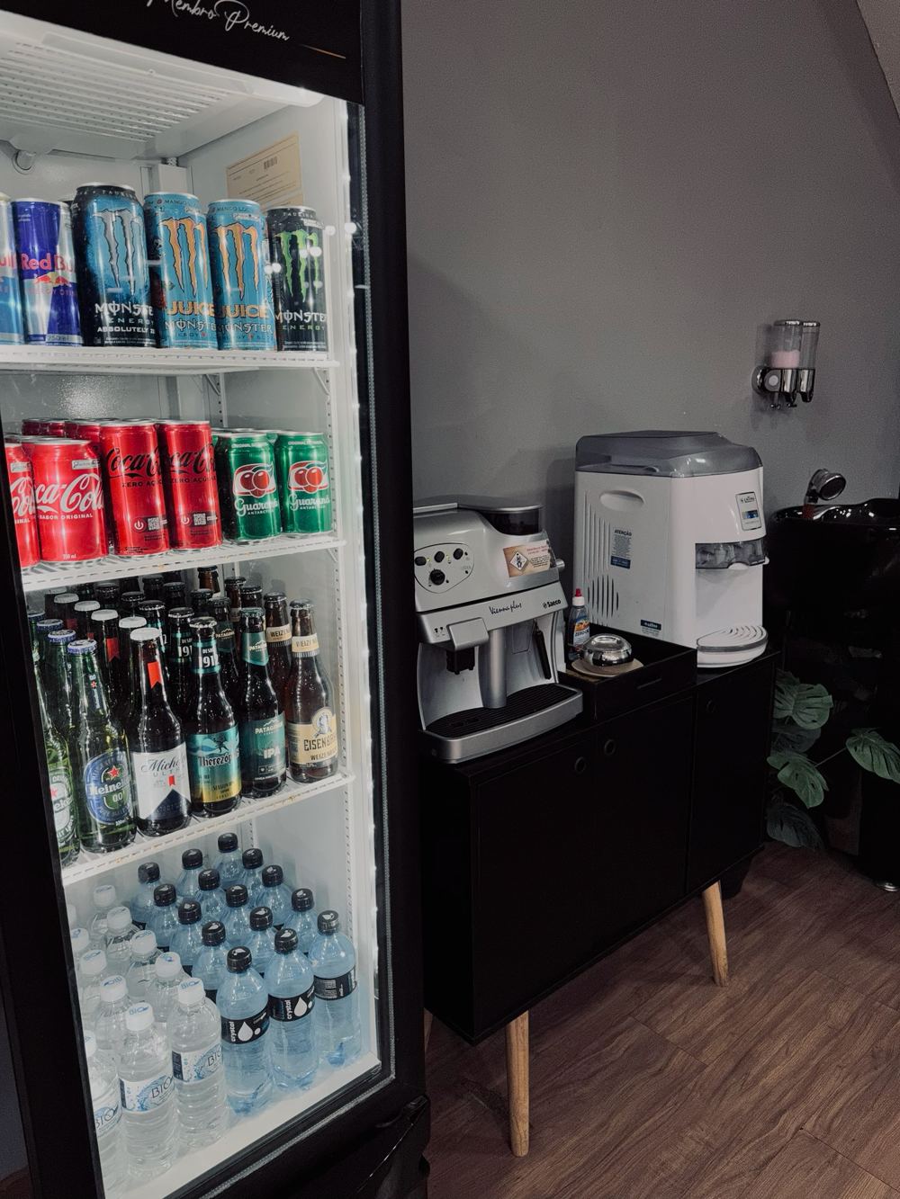 Geladeira de bebidas e café