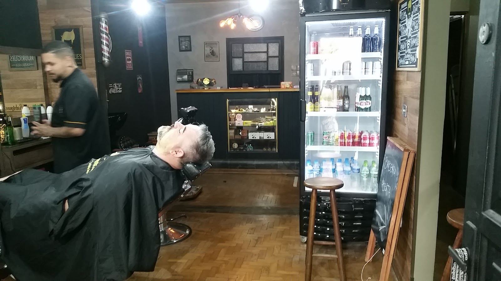 Barboterapia em andamento no salão